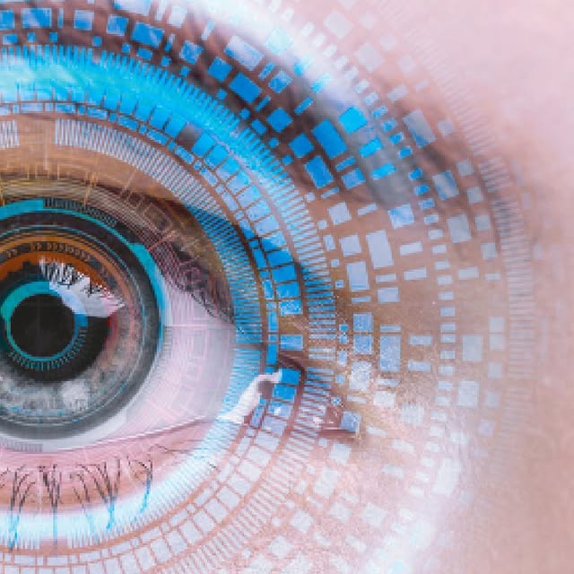 Interior de una farmacia moderna con estanterías llenas de productos médicos y personas caminando, iluminación brillante y decoración minimalista.