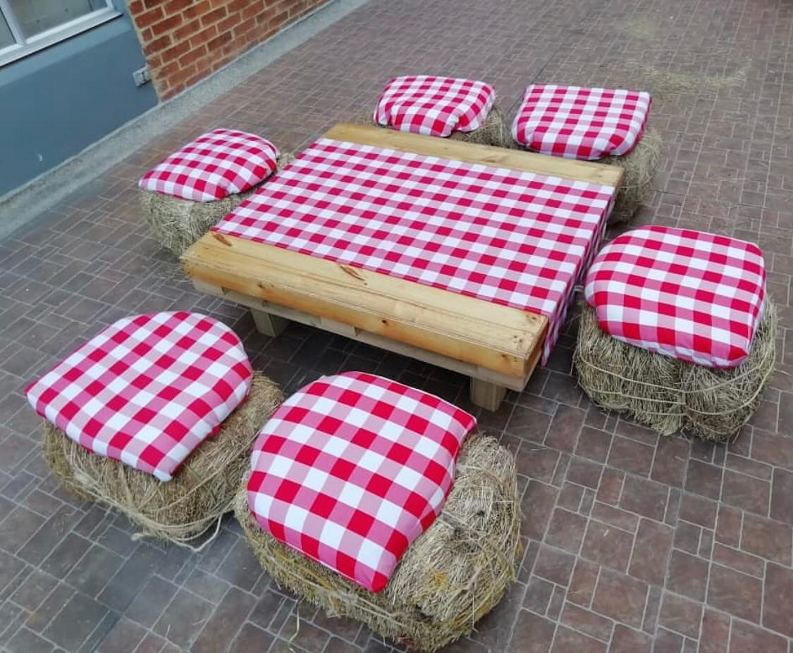 6 Puff de Heno 60,000
1 Mesa Picnic baja(1m x 1.17cm) 50.000
6 Cojines 30.000
Combo Alquiler
130.000