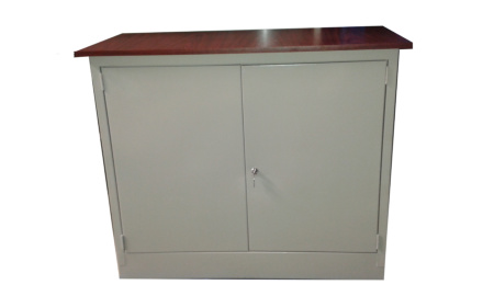 CREDENZA METÁLICA.
Cubierta en melamina color madera.
Estructura metálica .
Colores disponibles: Beige, Negro, Gris claro.
Puertas abatibles.
Bandeja Interna fija para dos espacios útiles.
