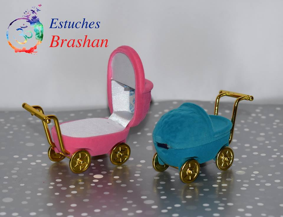 Estuches de terciopelo con forma de carreola en diferentes colores