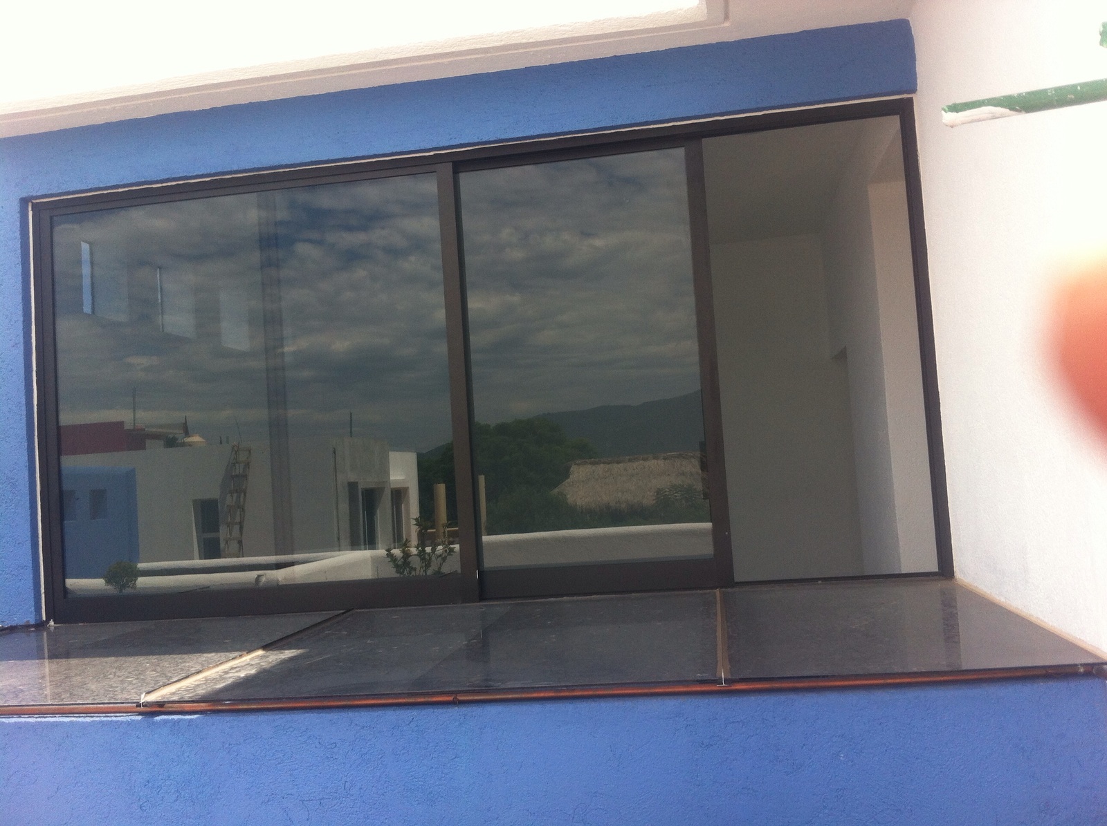 Cancel con un fijo y un corredizo con vidrio fitrasol en aluminio negro.