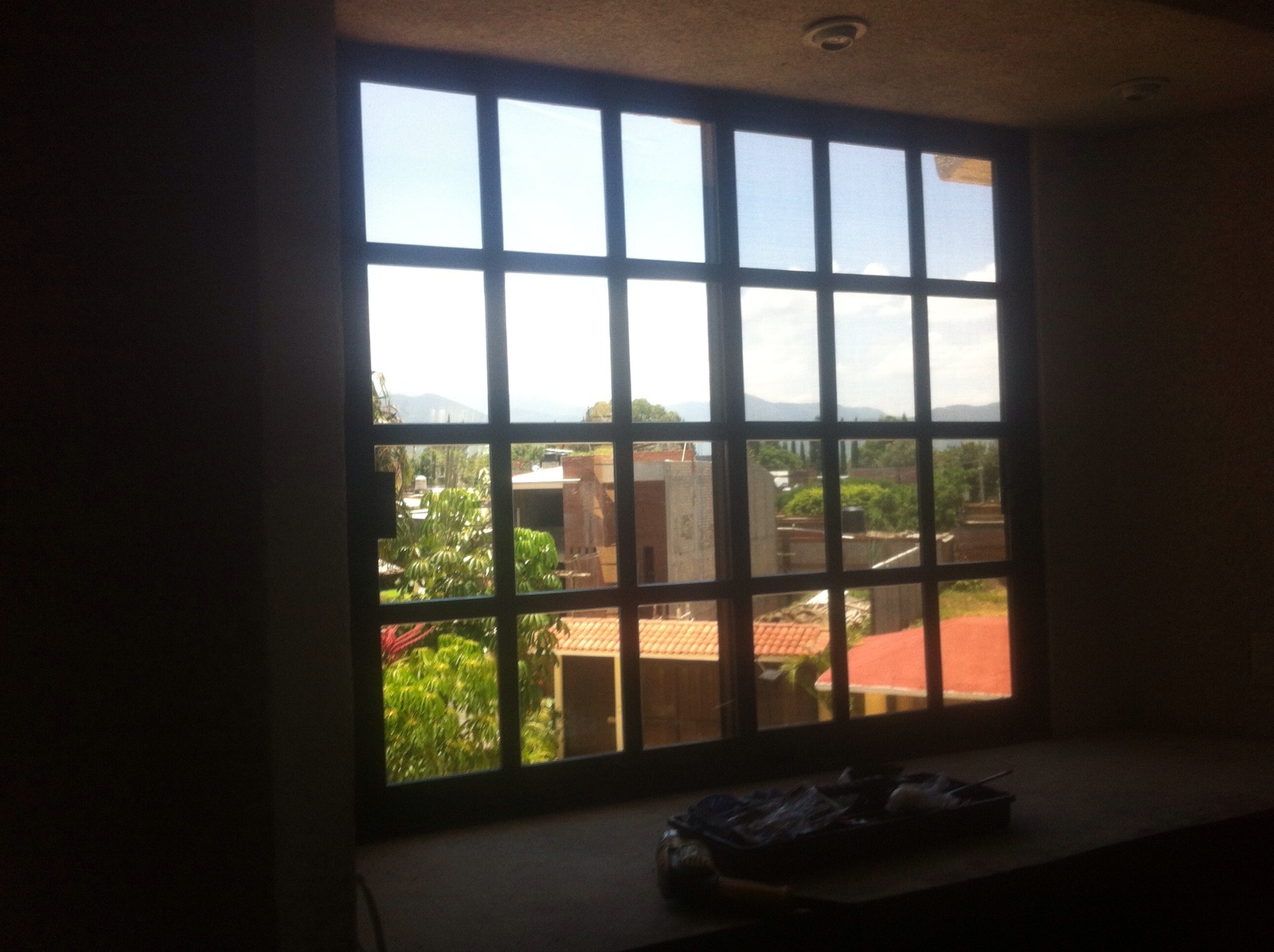 Ventana cuadriculada con fijo y corrediza en aluminio tono madera.