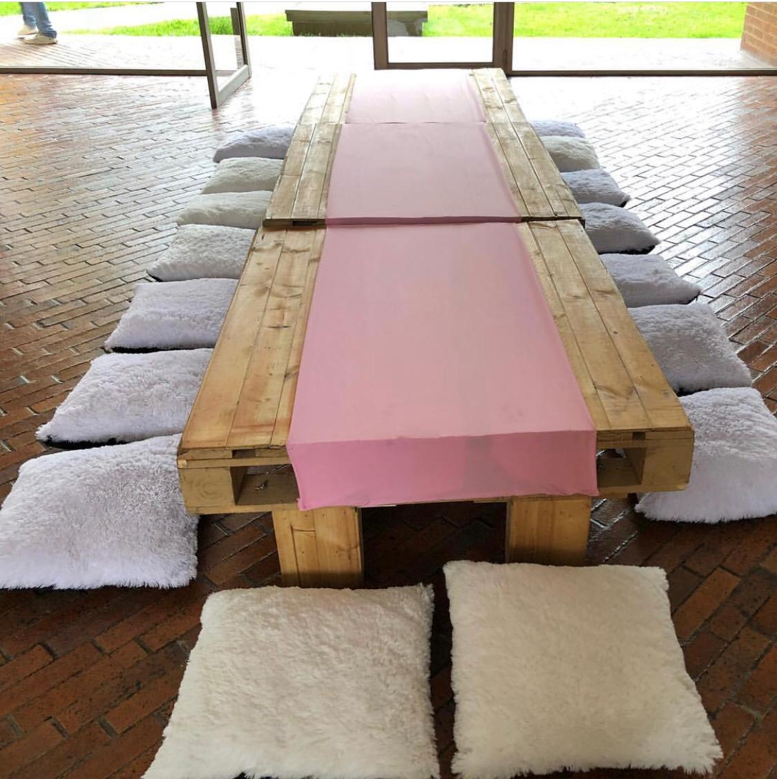 Cojines en tela felpudo
Color Blanco
44cm x 44cm
Alquiler $ 5.000
Precio Unitario