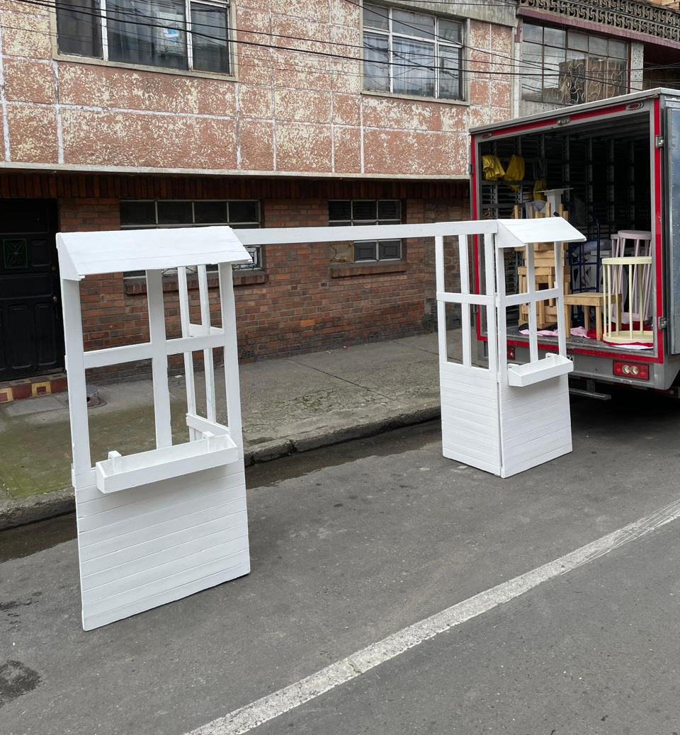 Ventanas
Color blanco
2.20cm alto X 1 M, cada ventana
4.16cm de ancho