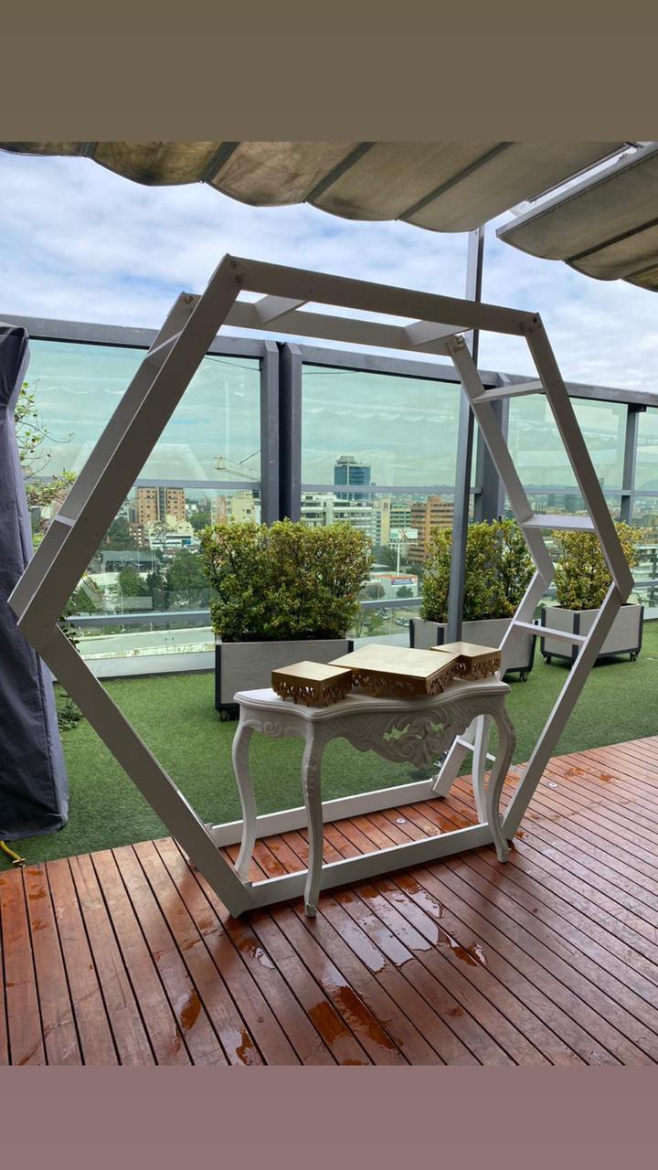 Estructura Hexagonal
Manejamos en
(Color Blanco y Color Madera)
$120.000 Alquiler
2.47cm Ancho
2.20m Alto
50cm Profunidad