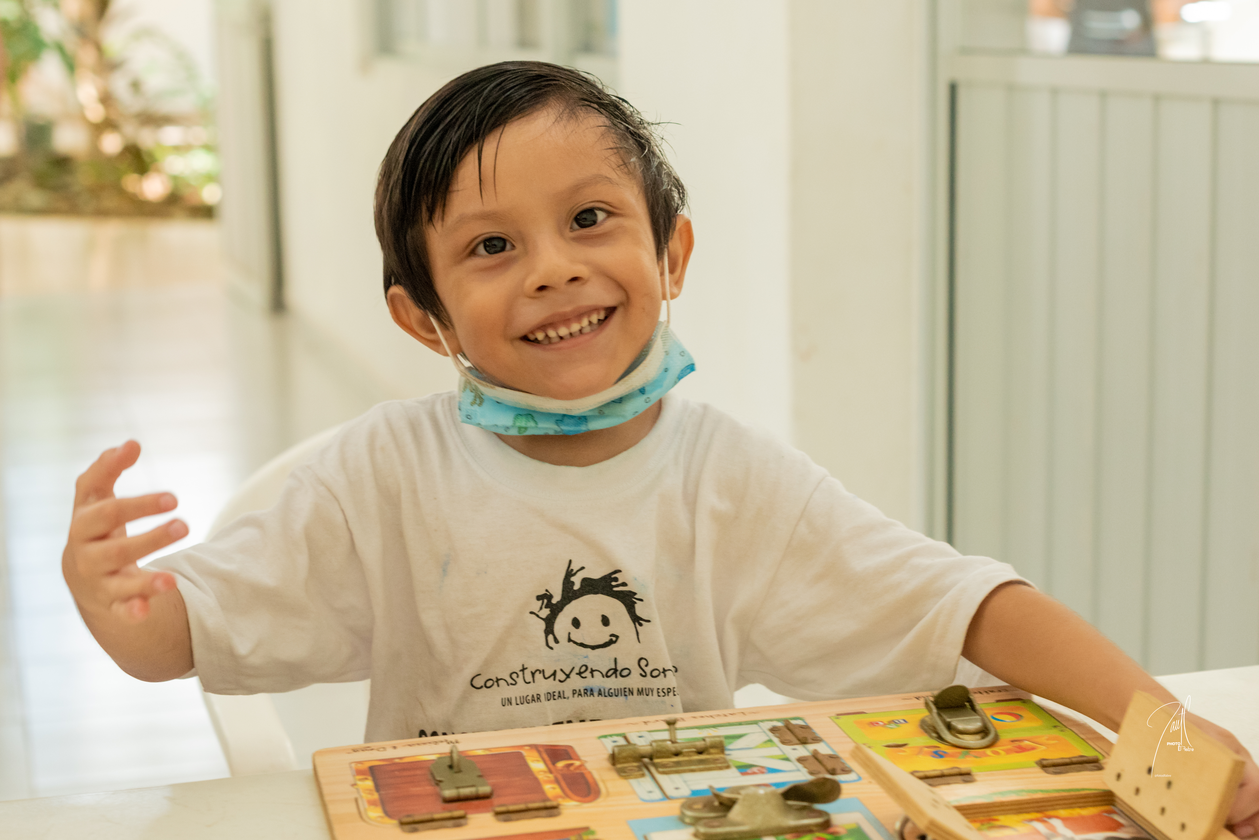 Dos médicas con estetoscopios revisan un documento en una oficina luminosa. Dos médicas con estetoscopios revisan un documento en una oficina luminosa.