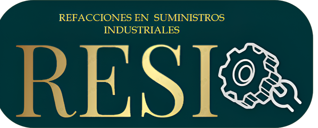 Almacén industrial con estantes metálicos llenos de cajas y motores, iluminación fluorescente.