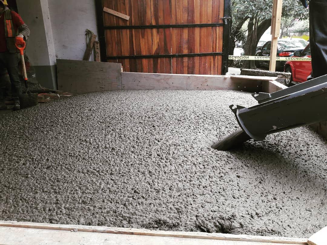 un edificio con árboles y hierba