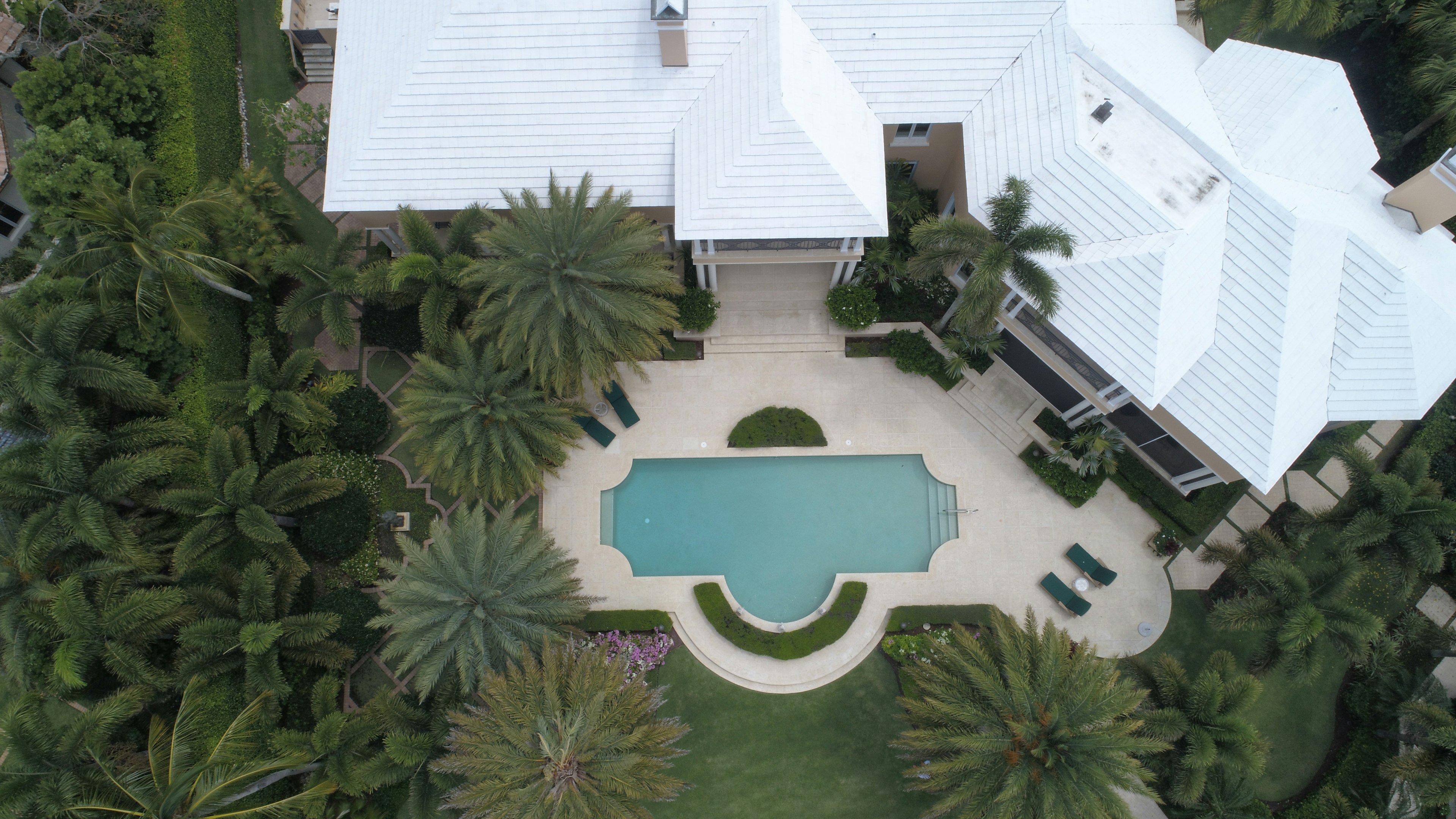 fotografía aérea de casa blanca cerca de piscina