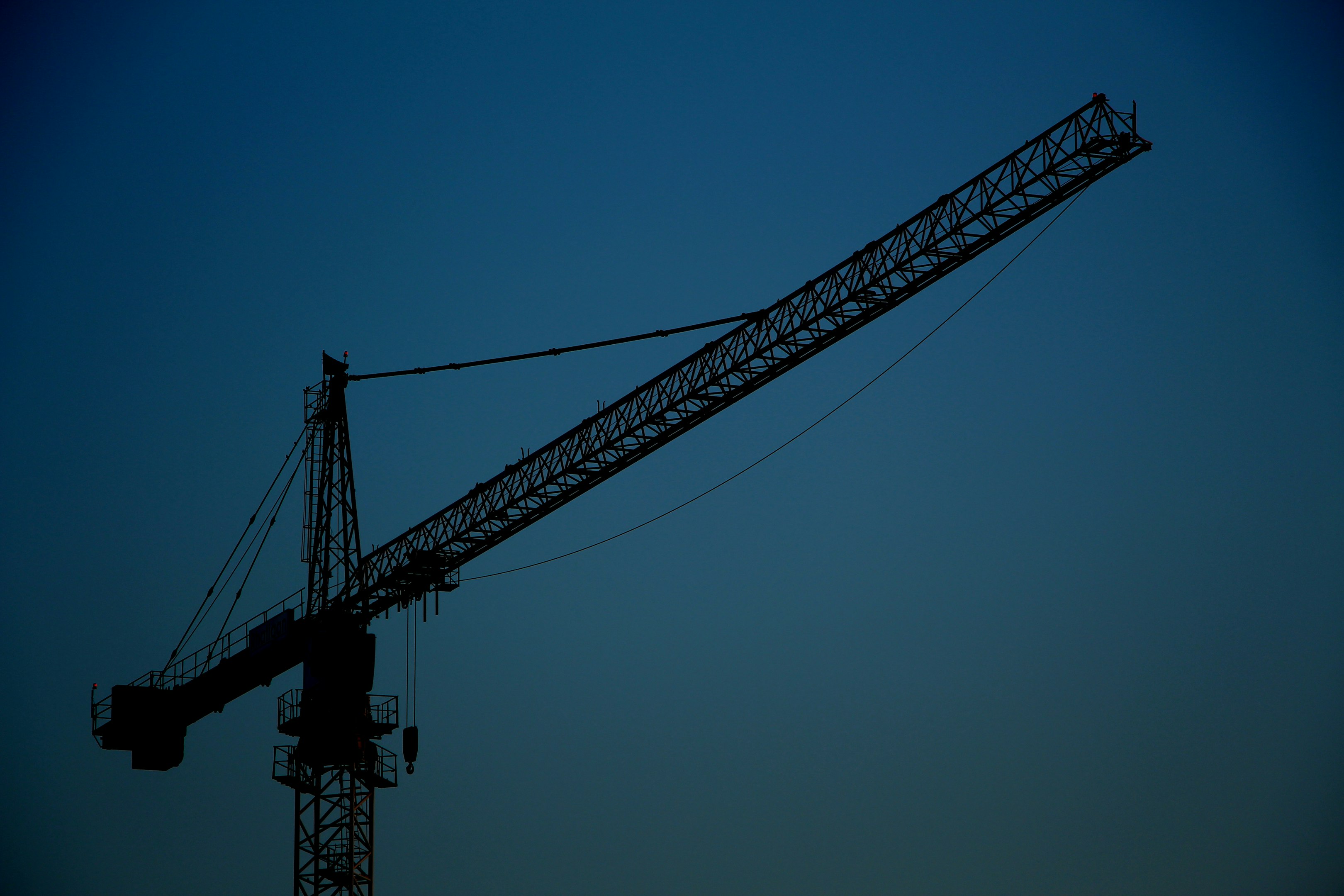 torre de grúa de metal negro bajo cielo azul