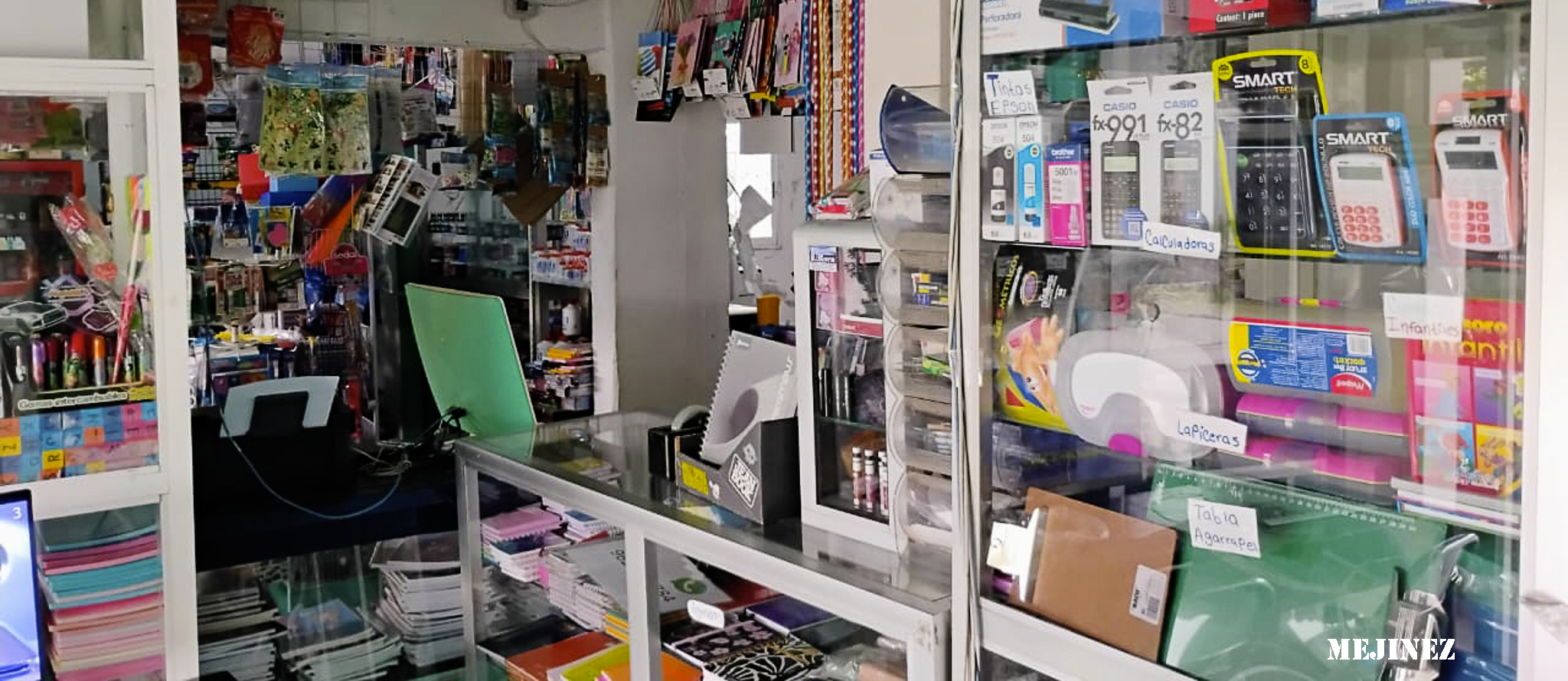 Escritorio organizado con cuaderno en espiral en el centro, bolígrafos de colores, taza de café, cuadernos, y accesorios de oficina sobre fondo de madera blanca. Escritorio organizado con cuaderno en espiral en el centro, bolígrafos de colores, taza de café, cuadernos, y accesorios de oficina sobre fondo de madera blanca.