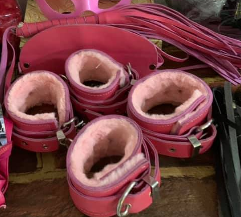 KIT SUMISION INCLUYE
TAPAOJOS
ESPOSAS MANOS
ESPOSAS TOBILLOS
LATIGO
ROSADO
NEGRO
ROJO
$ 170000