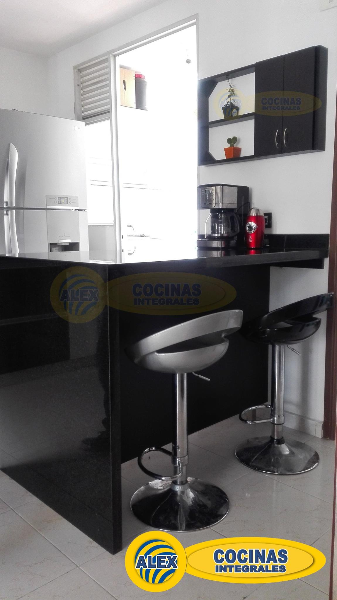 Comedor auxiliar en colores Blanco y Negro Alto Brillo con manija perfil aluminio