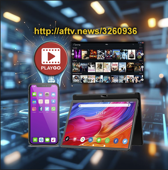 Dos personas sonriendo mientras trabajan en una oficina moderna con computadora portátil sobre la mesa.