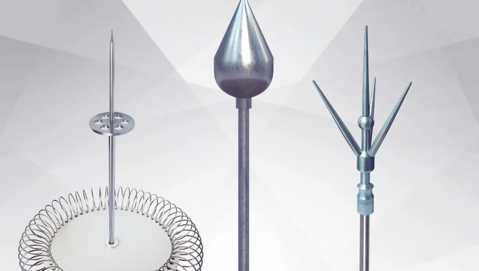 Vista de un taller industrial moderno con maquinaria y tuberías metálicas, estantes en el fondo.