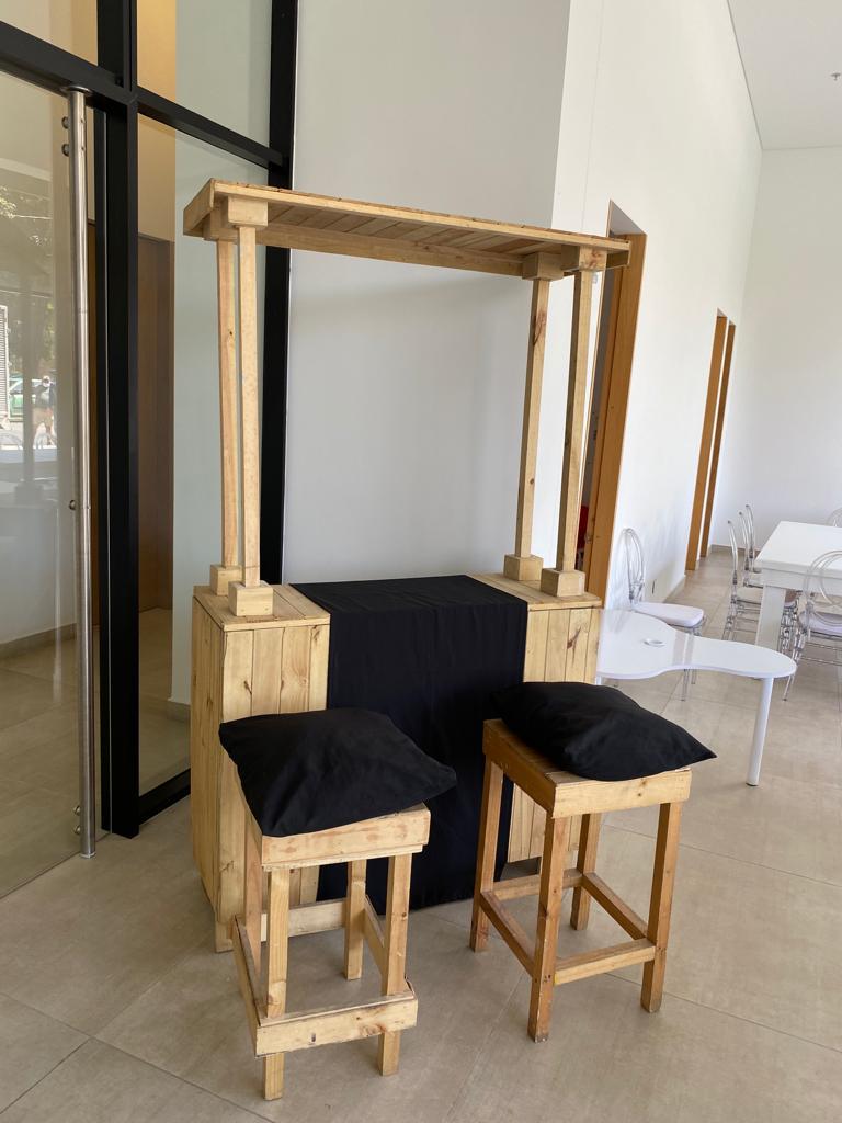 Estación de Bebidas
2.20m Altura Total
1.28m Ancho 
48cm de Profundidad  
$160.000
Camino de mesa $10.000
cojin 5.000