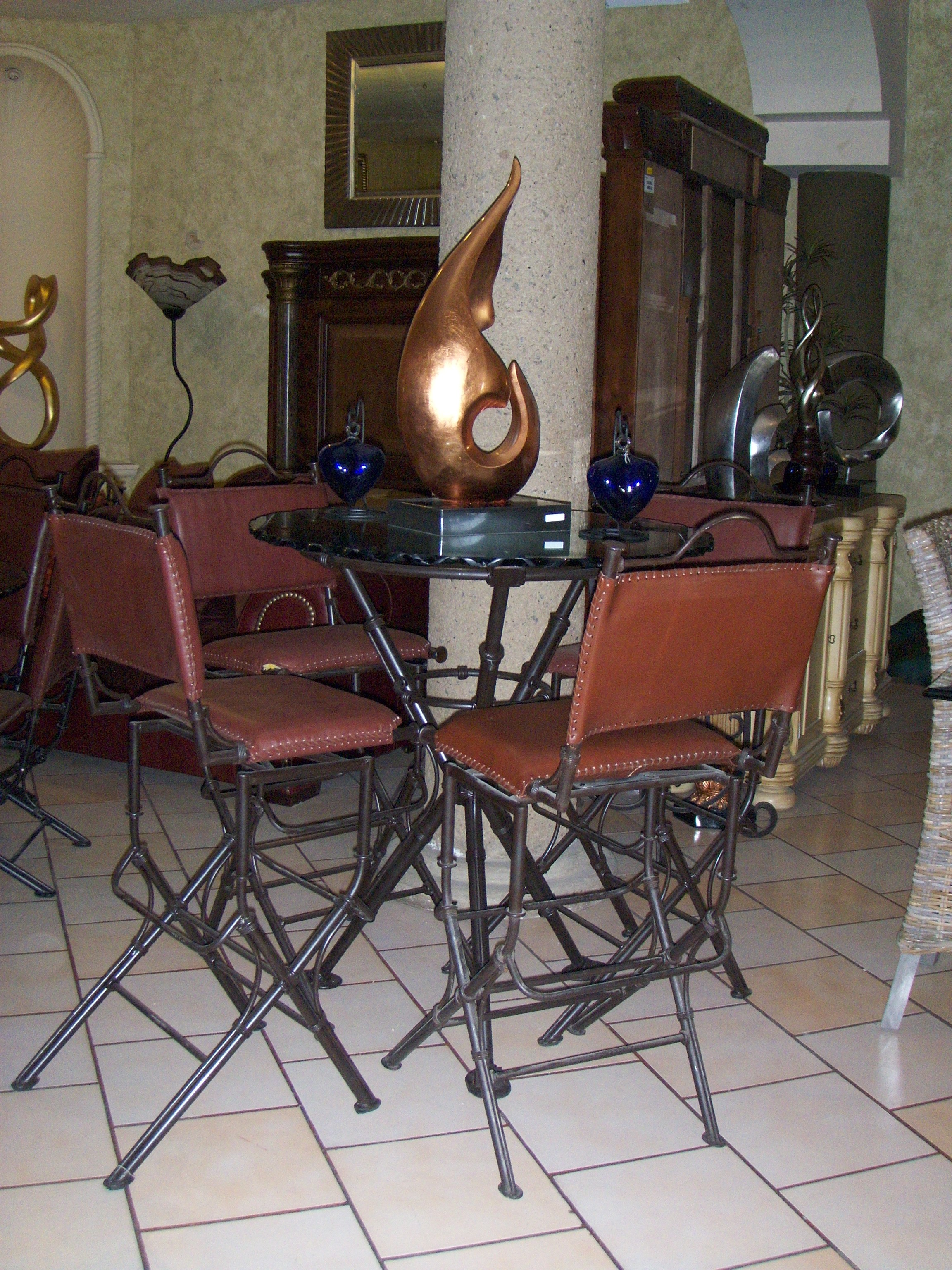 Bar Toledo: Herrería y piel