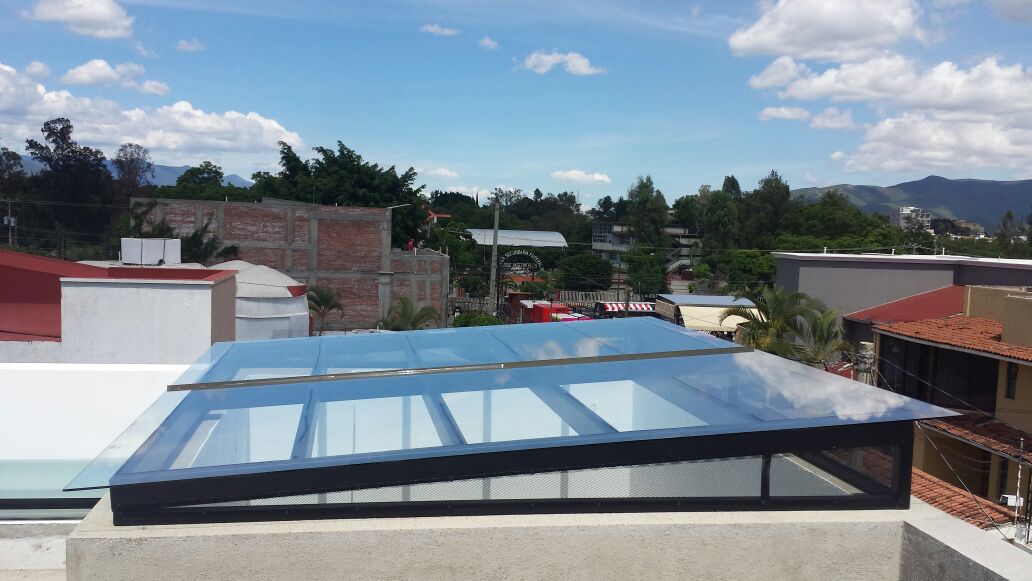 DOMO EN ALUMINIO NEGRO , TELA MOSQUITERA A LOS LADOS  Y CLARO DE 6 MM.