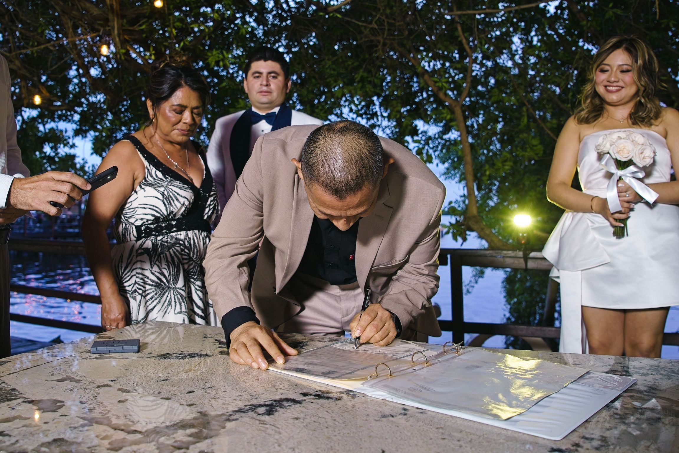 https://0201.nccdn.net/4_2/000/000/079/c81/luxartifices-wedding-navios-cancun-bride-and-groom-sunset024.jpg