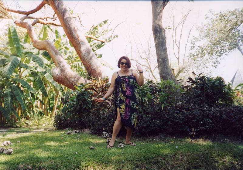 Detrás de esta foto escribiste: "Aquí estoy en uno de los jardines del Hotel Decamerón, es precioso; tengo el vestido de baño abajo. 27/3/04". Mami, tú siempre tan divina y espectacular...