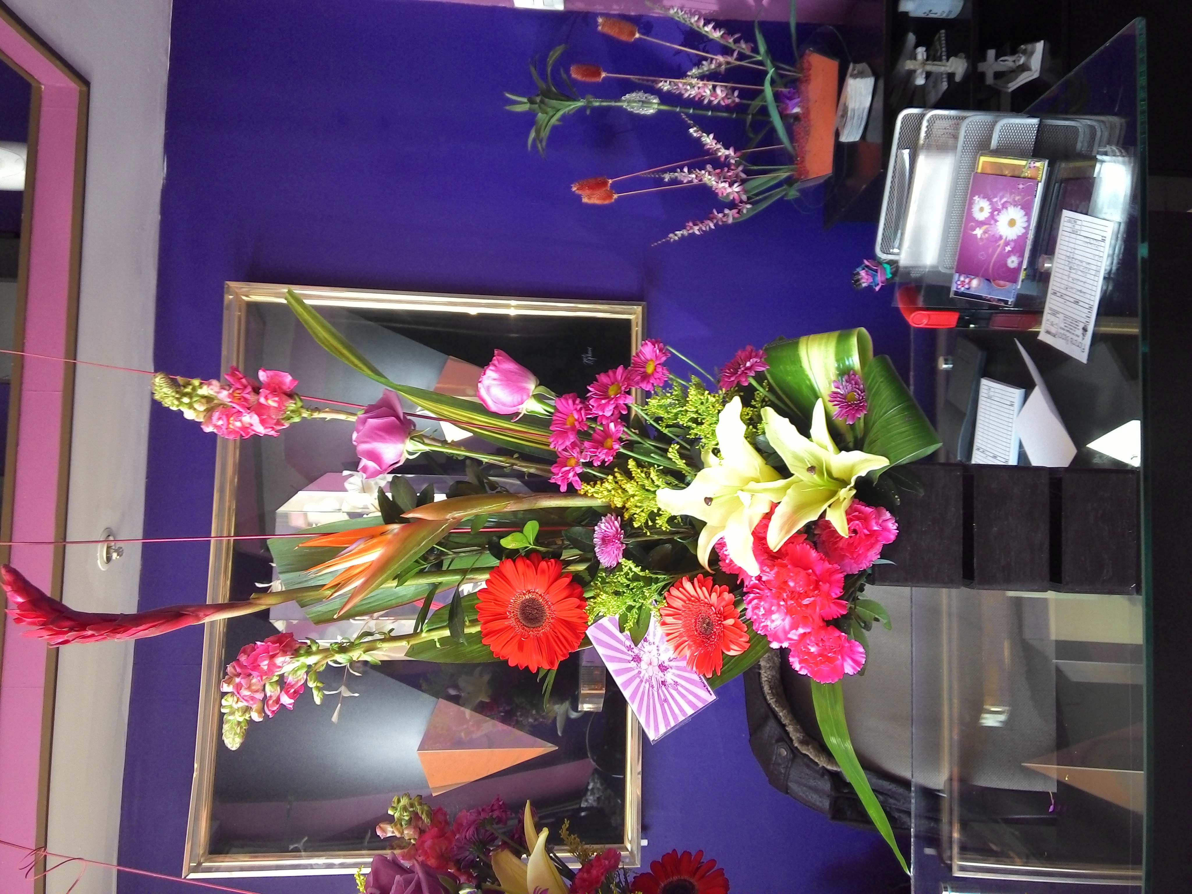 Arreglo A41 con lilies, gerberas, rosa y perritos.
$ 650