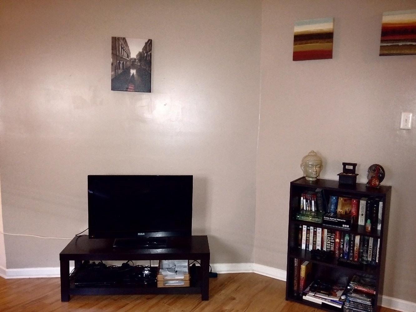 165 Queen #4 Living Room