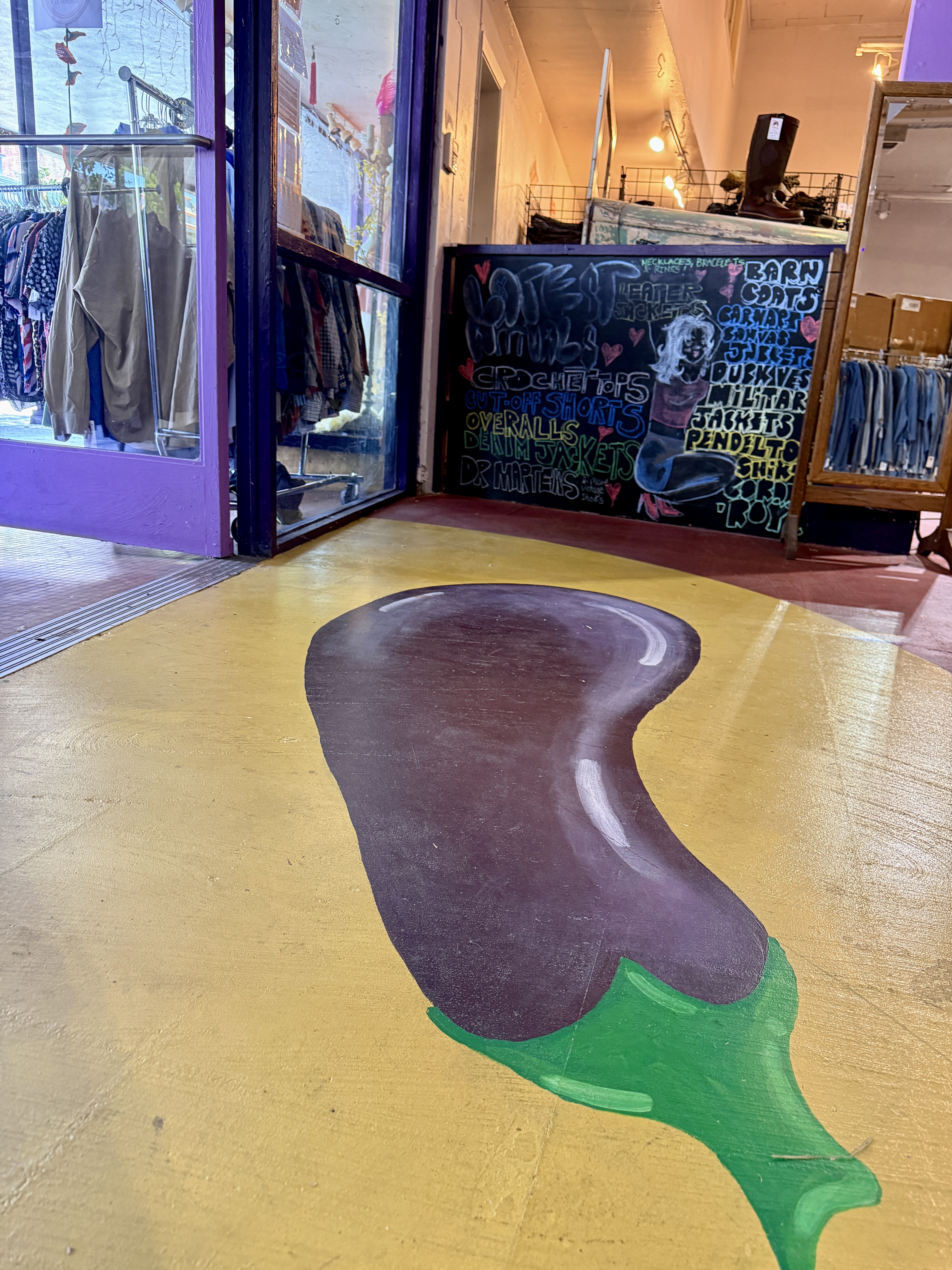 Aubergine Vintage Emporium ~ 119 Petaluma Blvd N
