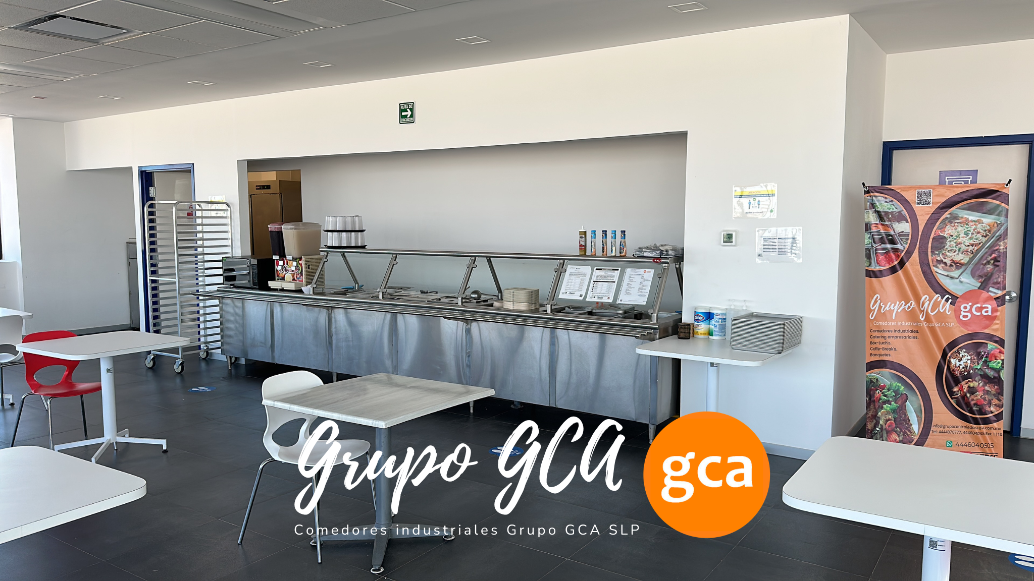 Estación de café con tazas y croissants durante una pausa de conferencias, texto 'Coffee Break' de fondo.