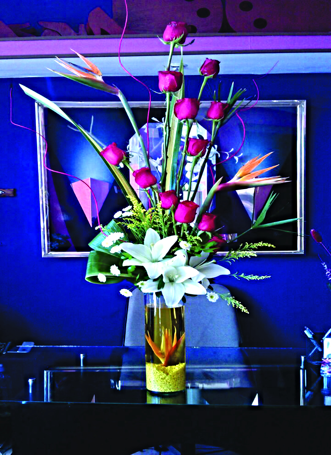 Arreglo A15 de 12 rosas rojas con dos lilies pueden variar de color y una ave de paraiso.
$ 800