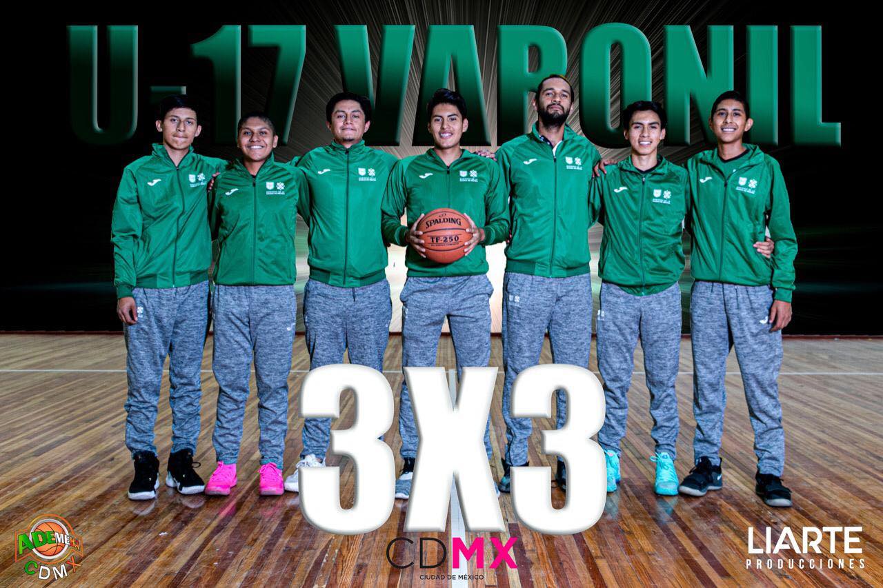 Equipo de baloncesto U-17 Varonil posando en la cancha con uniforme verde y balón.