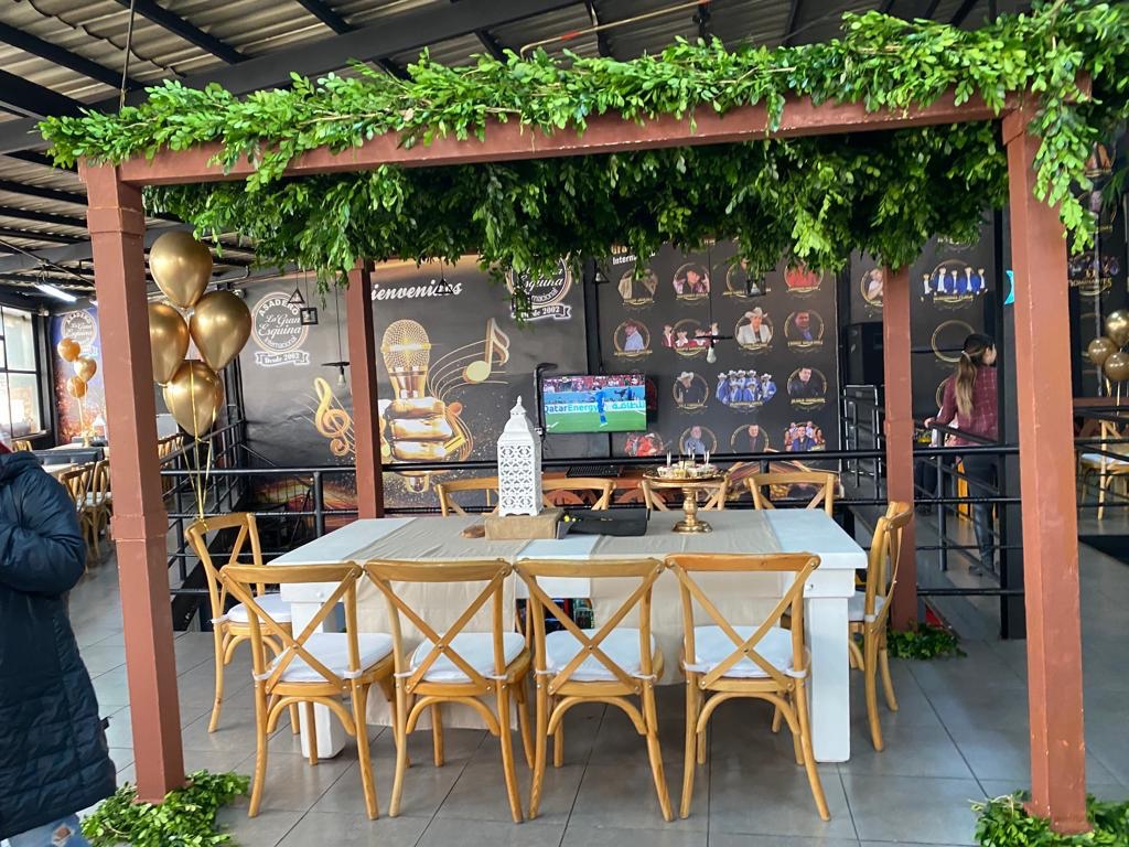 Pergola 4 Columnas Color Cafe + Techo 
de follaje natural en Caida + Patas decoradas
Medidas : 3.20m de largo
2.20 de Alto
Alquiler $720.000 