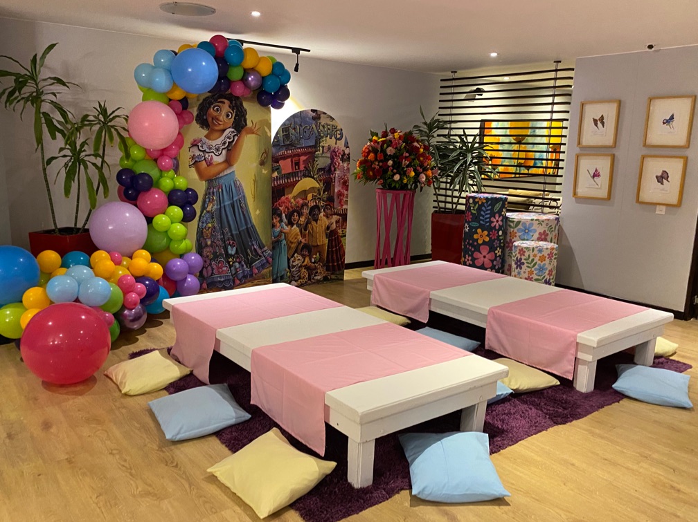 1Mesa Rectangular color Blanco
10 cojines + tapete+
Camino de Mesa
2.20m x 1.04cm
Alquiler $ 160.000