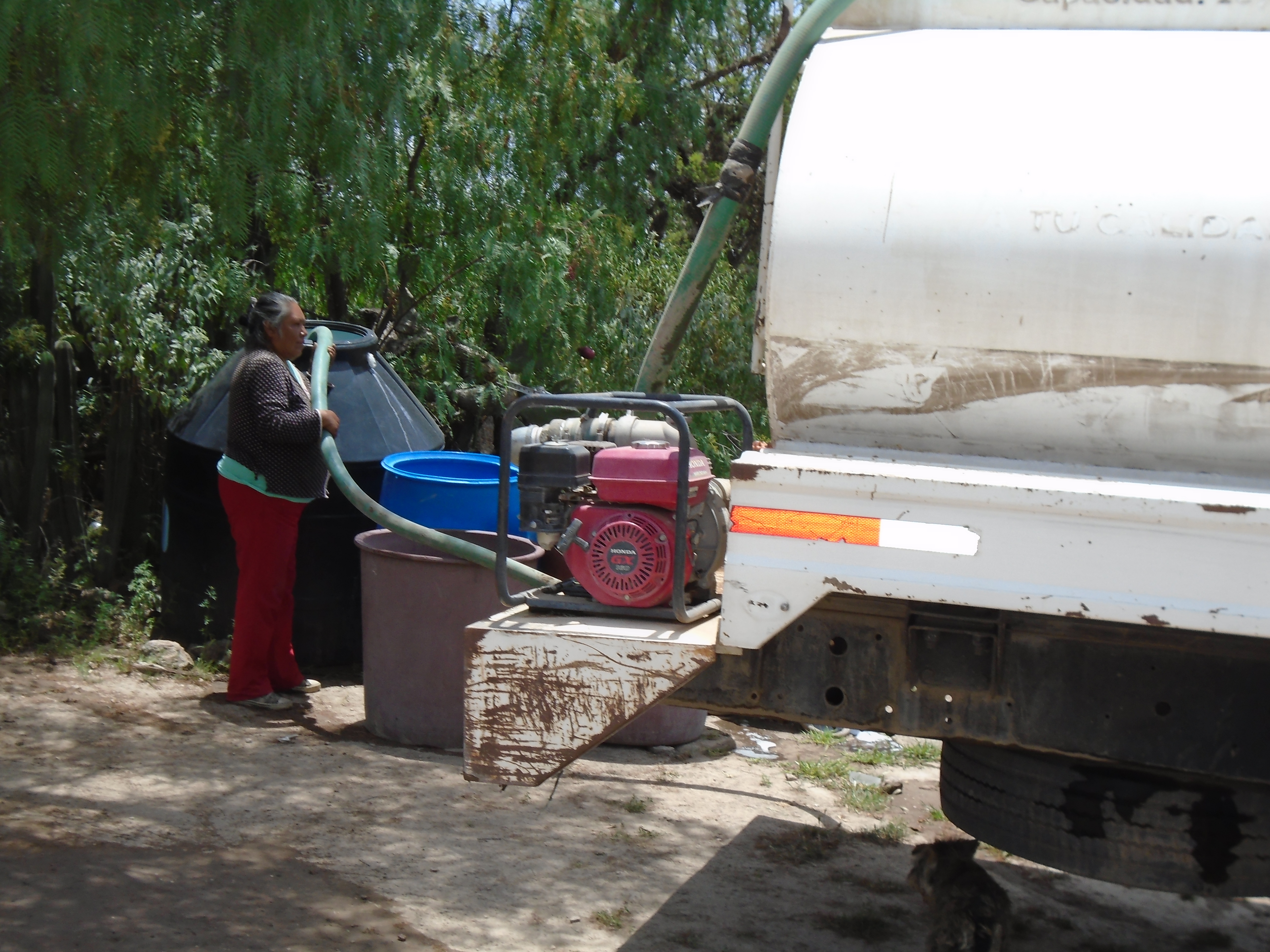 Apoyo en llevar agua potable a comunidades que carecen del servicio 
