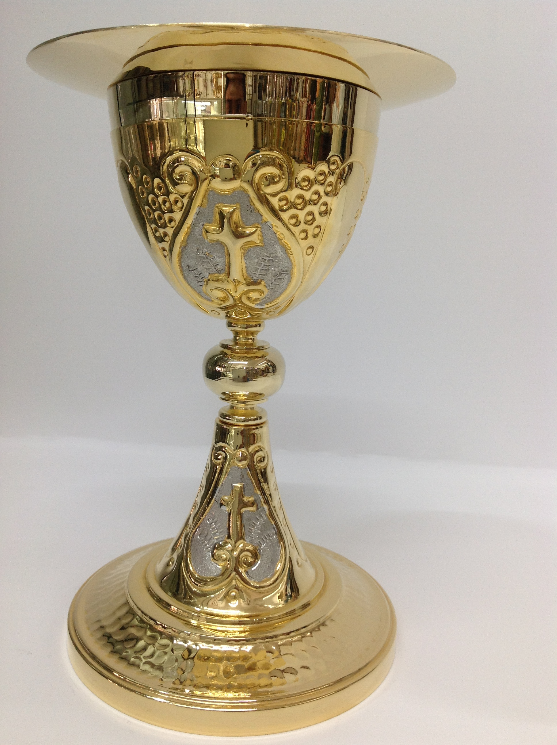 CALIZ EN CHAPA DE ORO COMBINADO EN DISEÑO DE CRUZ Y BASE SINCELADA

preguntar por existencias.