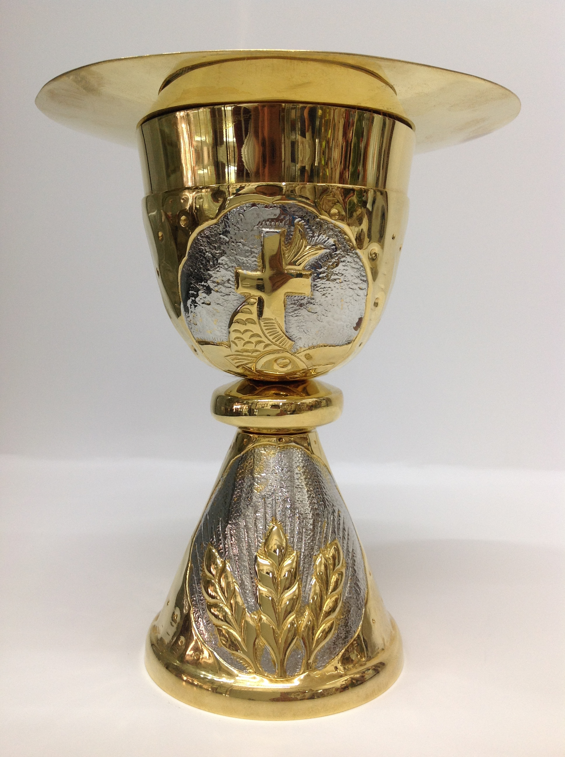 CALIZ EN CHAPA DE ORO COMBINADO EN DISEÑODE ESPIGAS

preguntar por existencias.