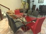 Comedor Importado: Elaborado a base de cristal y aluminio, con sillas de piel. Estilo contemporáneo
