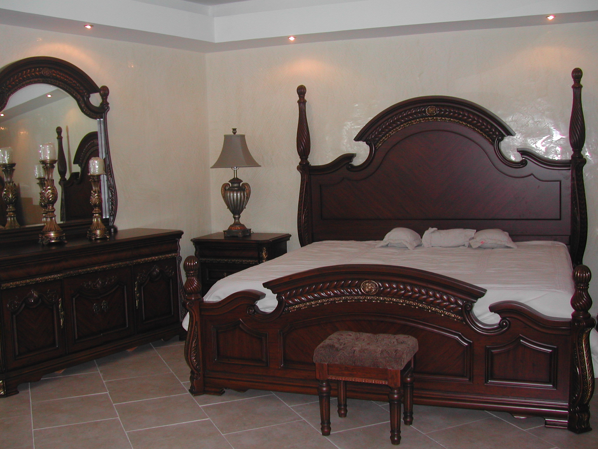 Recámara Venecia: Elaborada en madera. Estilo clásico