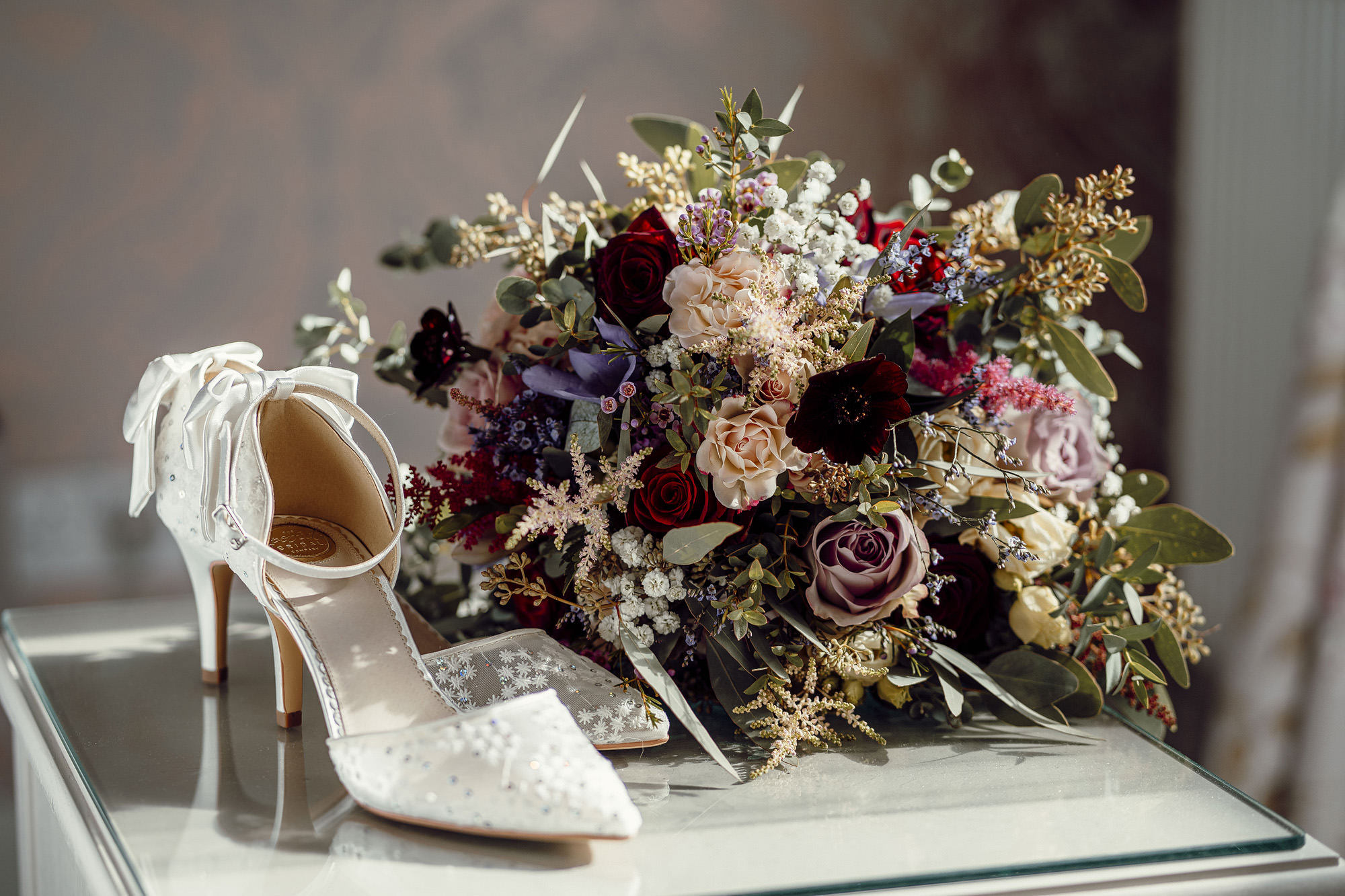 https://0201.nccdn.net/4_2/000/000/07d/95b/bouquet-and-shoes.jpg