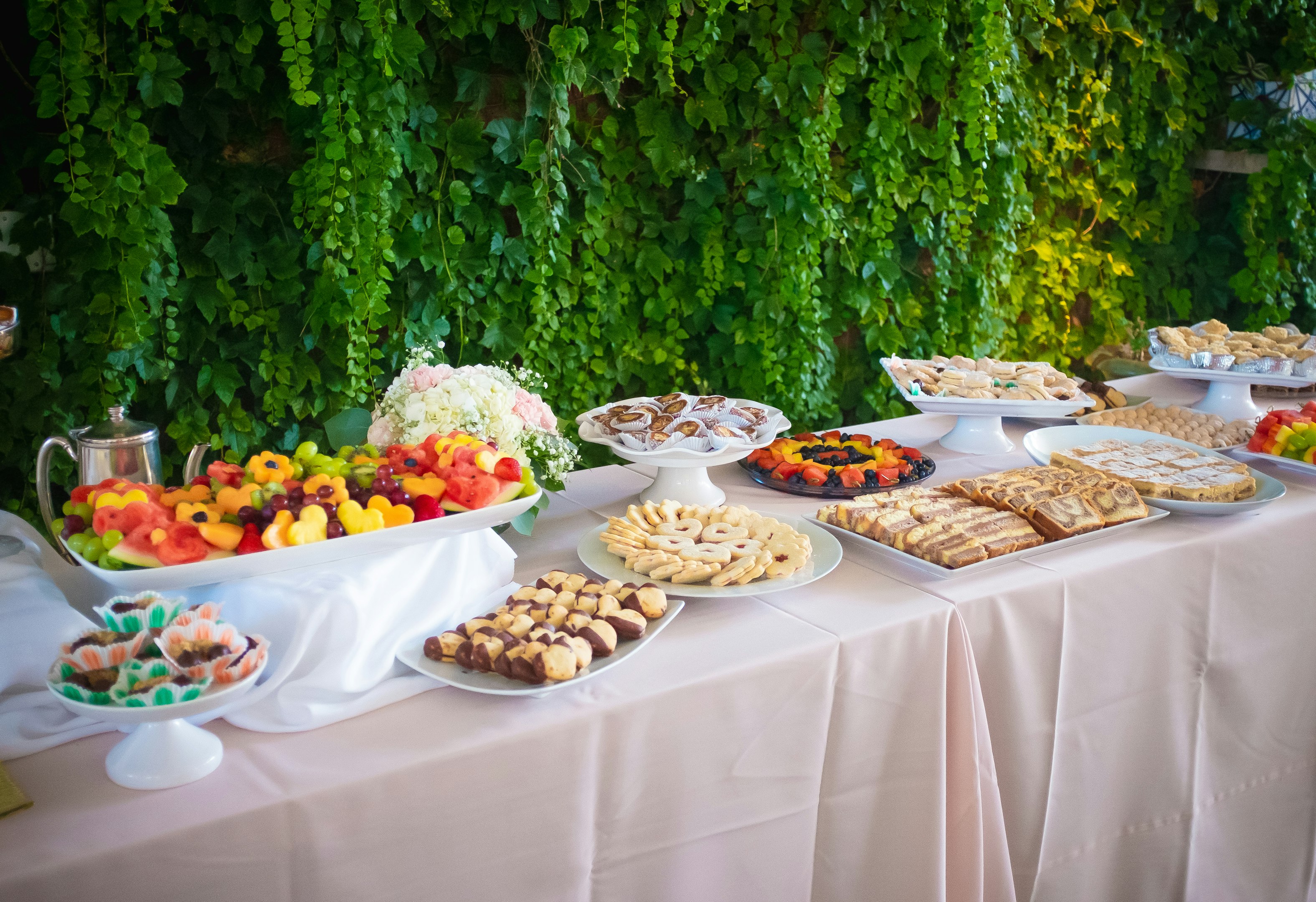 alimentos variados en mesa blanca