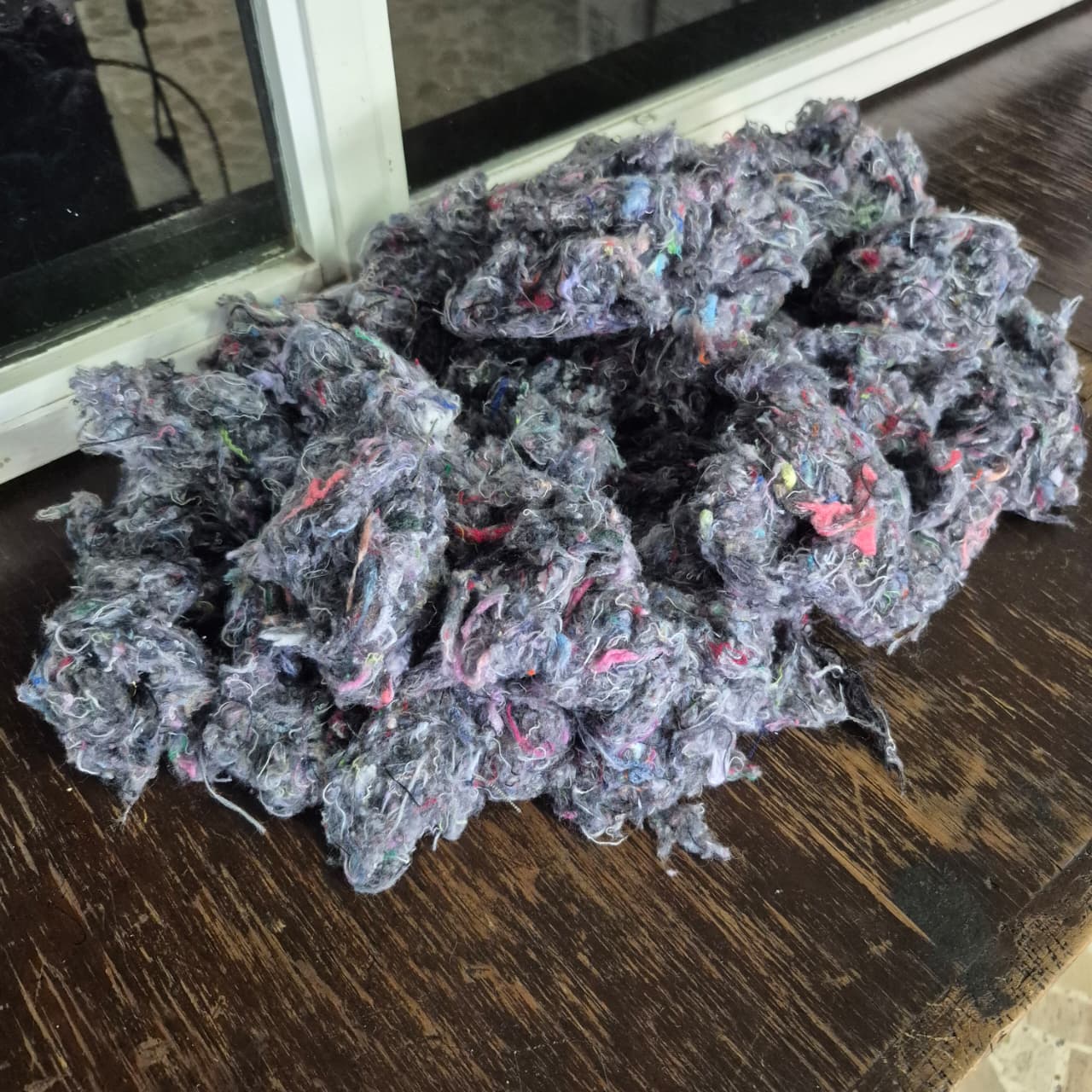 Gráfico de barras y diagramas de análisis de datos con elementos de negocio como gráficos circulares, iconos de engranajes y un computador portátil. Gráfico de barras y diagramas de análisis de datos con elementos de negocio como gráficos circulares, iconos de engranajes y un computador portátil.