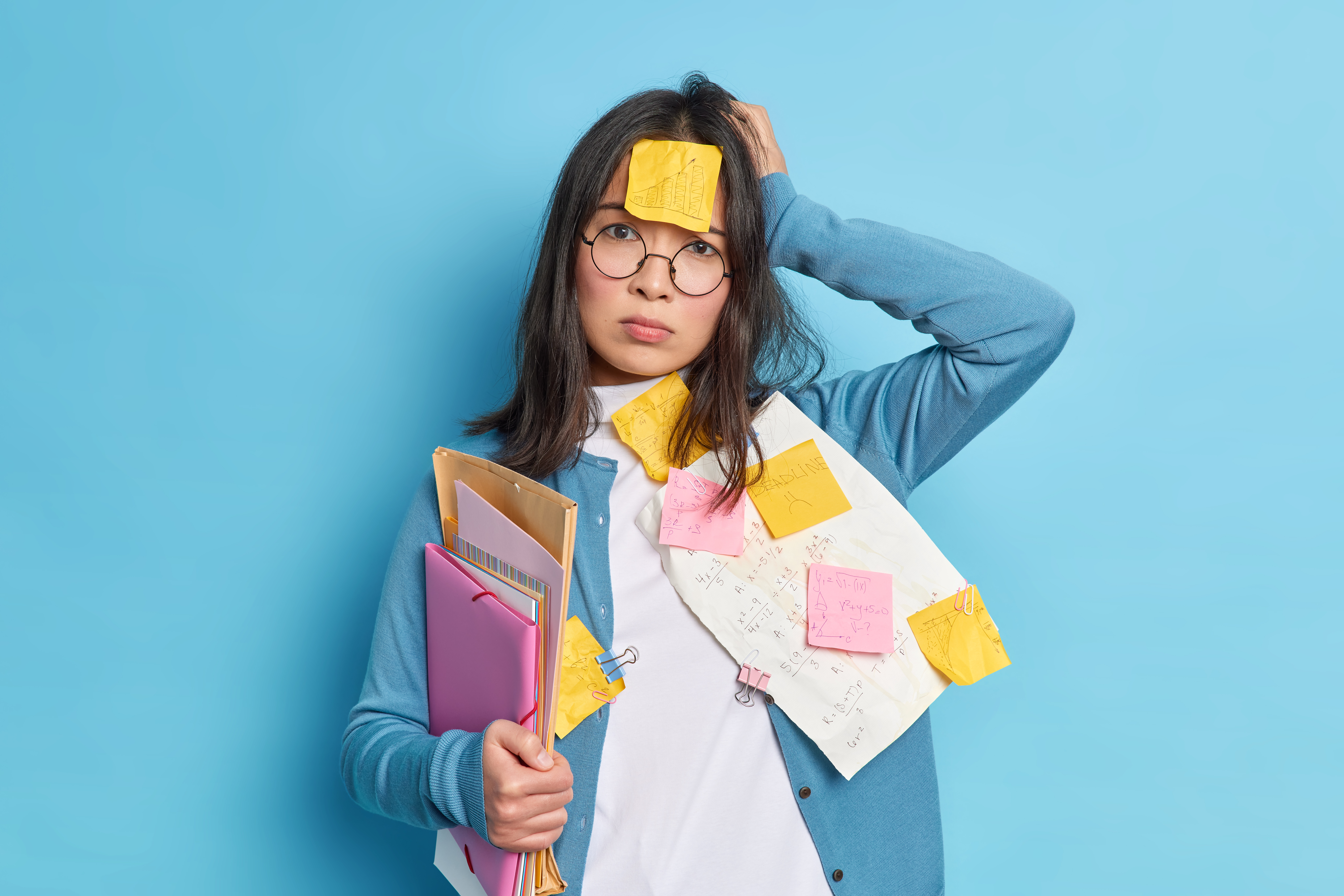<a href="https://br.freepik.com/fotos-gratis/jovem-esquecida-decepcionada-cansada-de-estudar-para-o-exame-mantem-a-mao-na-cabeca-e-parece-estressada_14256875.htm#query=TDAH&position=9&from_view=search&track=sph">Imagem de wayhomestudio</a> no Freepik