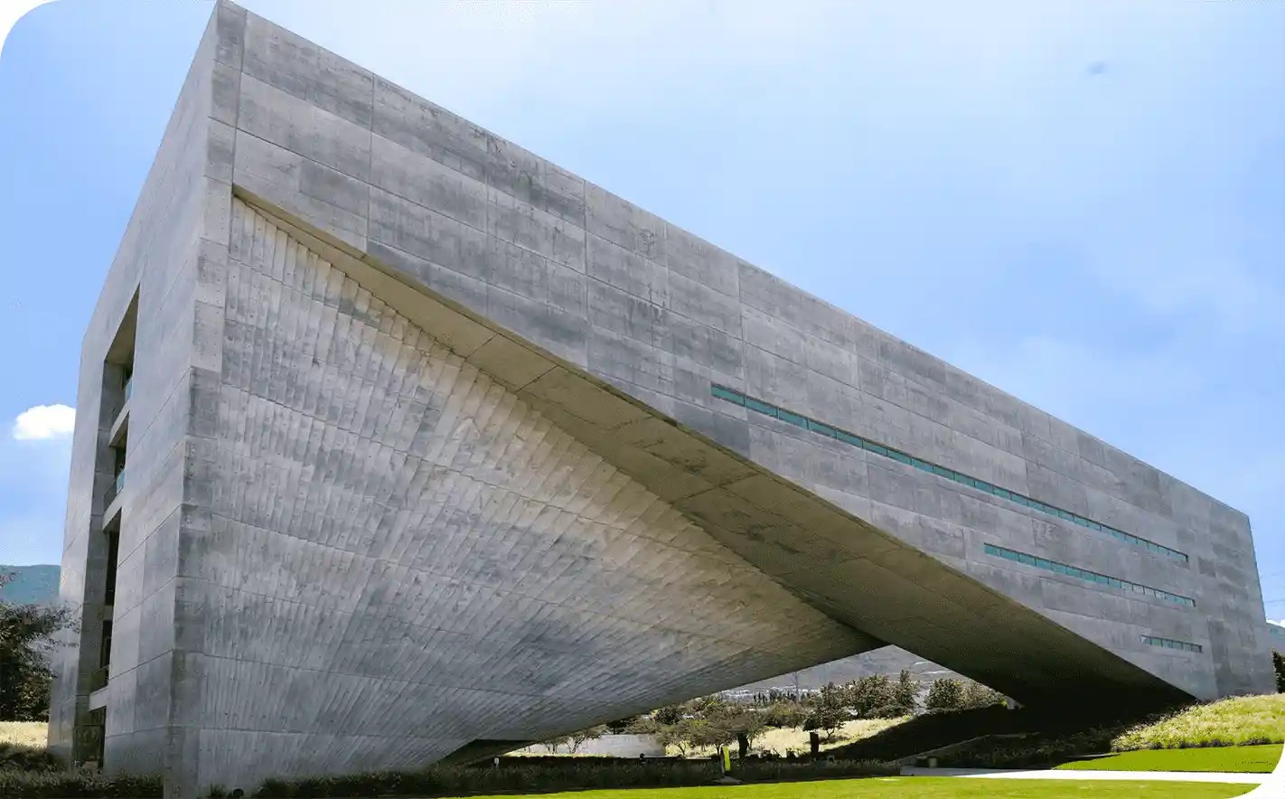 una playa con edificios en el fondo