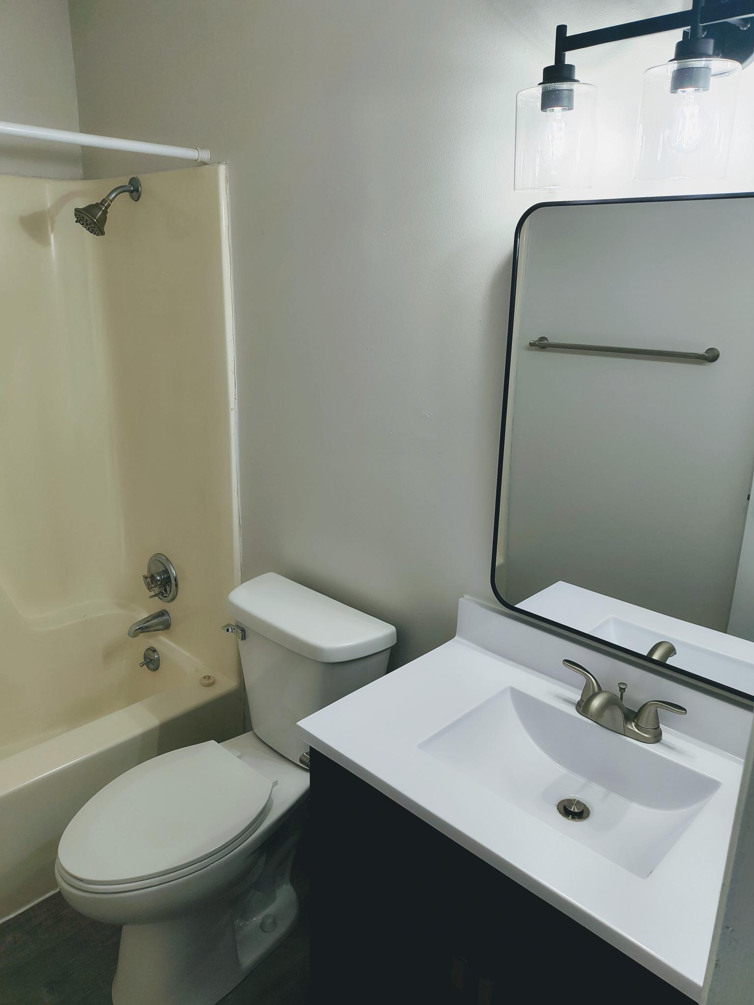 https://0201.nccdn.net/4_2/000/000/07f/25c/bathroom.jpg
