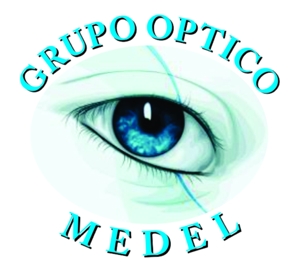 Lente óptica de precisión con anillos metálicos y elementos de vidrio sobre fondo blanco