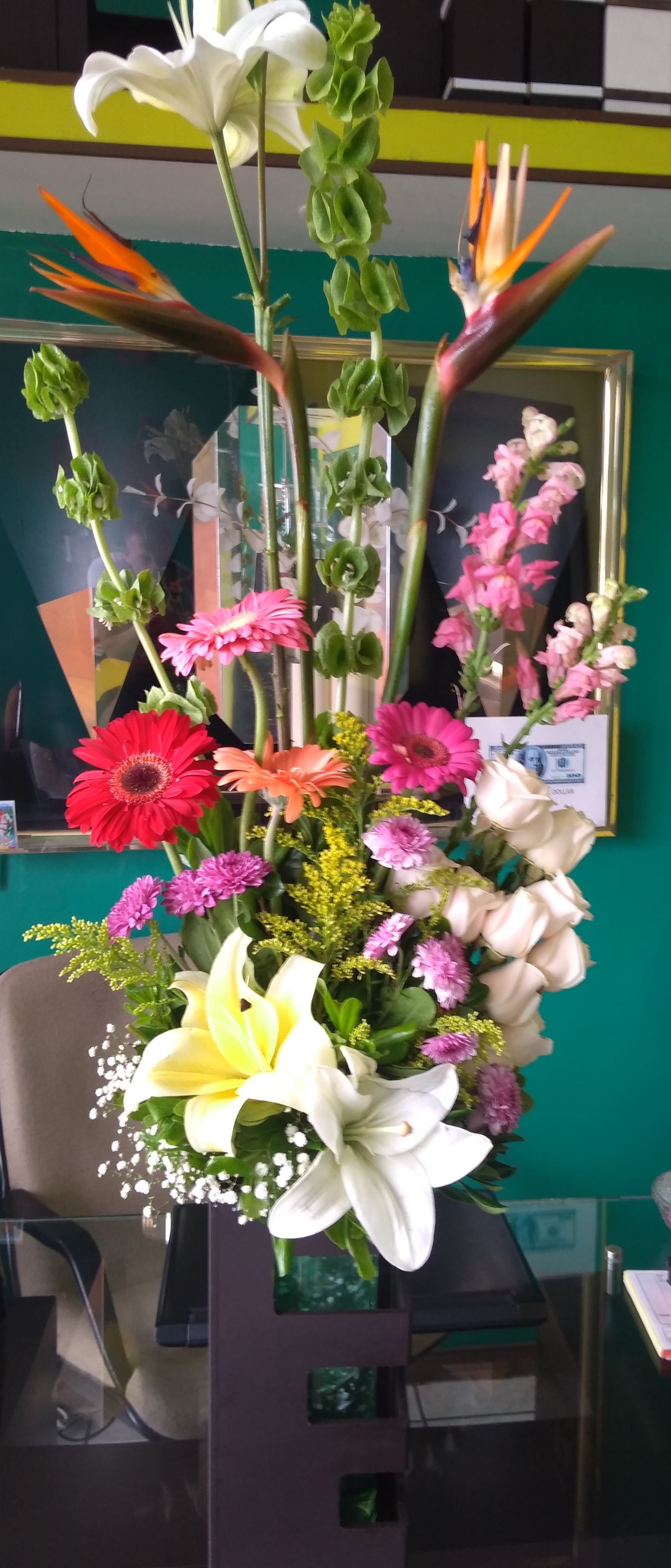Arreglo A37 con lilies,rosas,gerbera y ave de paraiso.
$650