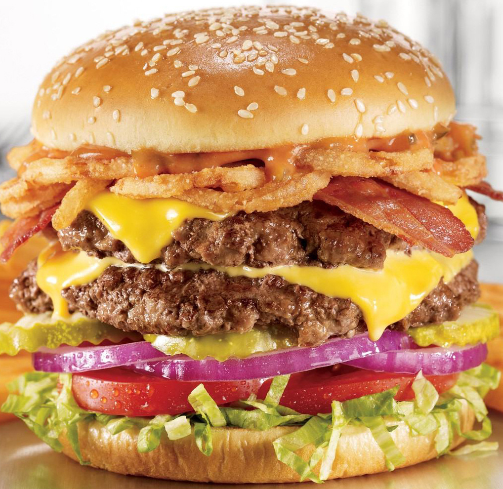 Rica Hamburguesa con doble Carne de Res, Bacon, tomate, lechuga, cebolla, american Cheese, Aderezada con catchup, salsa cheedar y mayonesa.