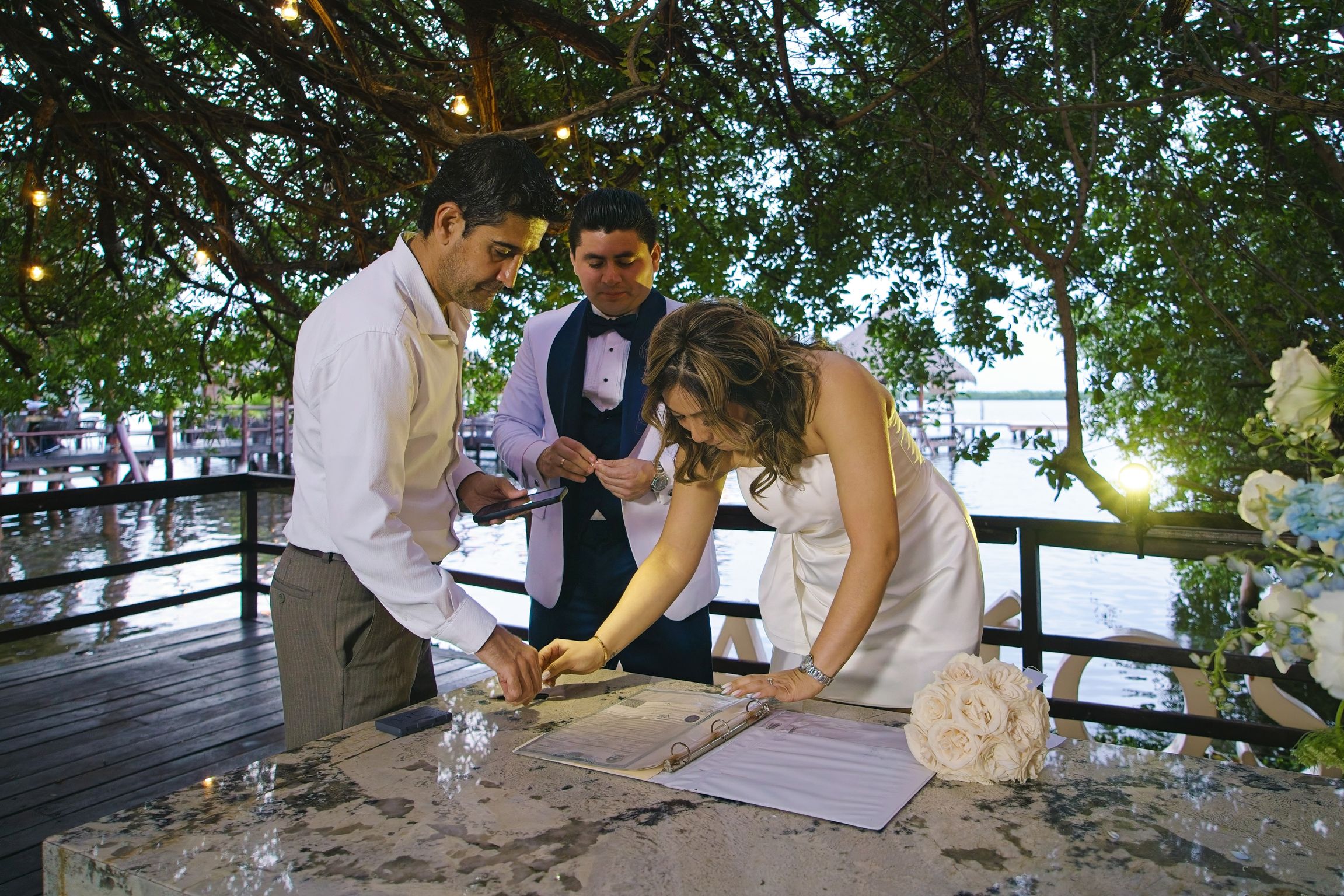 https://0201.nccdn.net/4_2/000/000/081/4ce/luxartifices-wedding-navios-cancun-bride-and-groom-sunset018.jpg