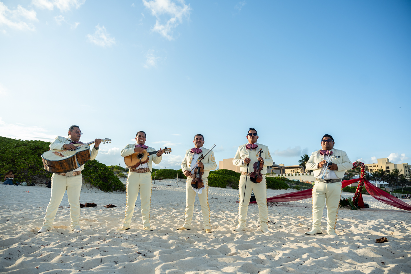 https://0201.nccdn.net/4_2/000/000/081/4ce/romantic-mariachi-proposal-in-cancu%CC%81n080.jpg