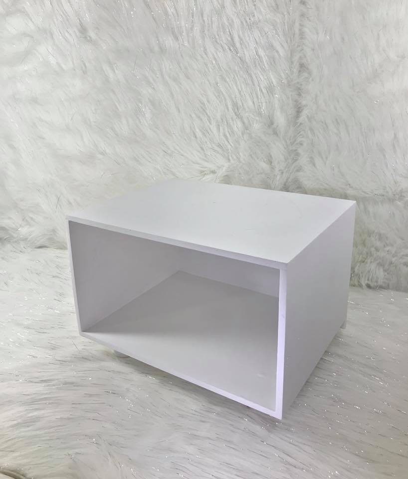 Bases tipo Tv para la mesa de Dulces 
24 cm Altura  
40 cm largo 
