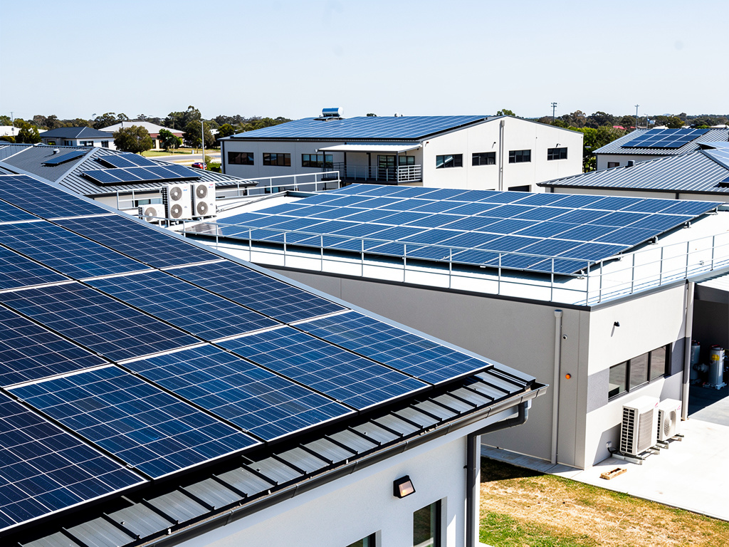 Paneles solares fotovoltaicos instalados en techos de edificios comerciales modernos